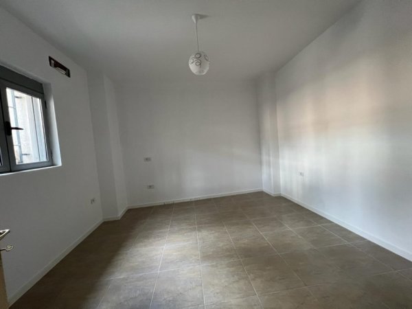 JEPET ME QIRA APARTAMENT 2+1 OSE AMBIENT ZYRE + 2 POSTE PARKIMI - GJIMNAZI PARTIZANI