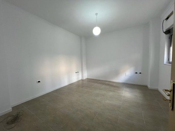 JEPET ME QIRA APARTAMENT 2+1 OSE AMBIENT ZYRE + 2 POSTE PARKIMI - GJIMNAZI PARTIZANI