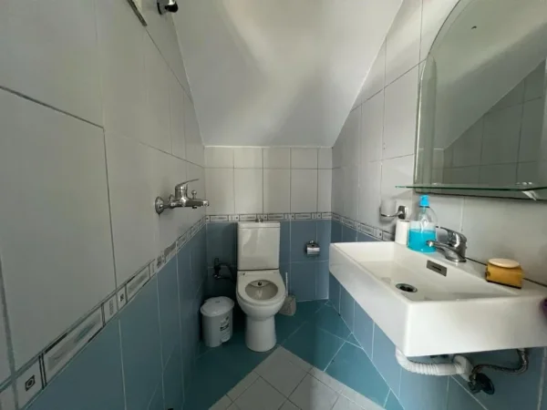 JEPET ME QIRA APARTAMENT 2+1 OSE AMBIENT ZYRE + 2 POSTE PARKIMI - GJIMNAZI PARTIZANI