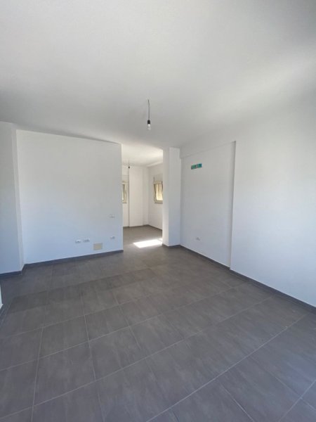 SHITET APARTAMENT 3+1+2+VERANDA 40M2 TE PERLA, GJIRI LALEZIT