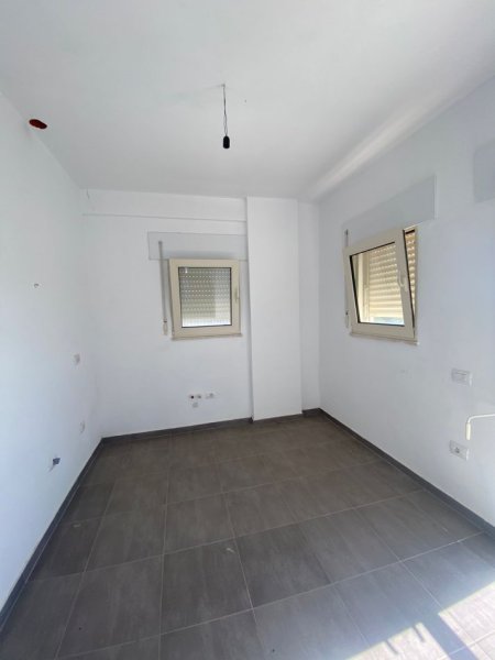 SHITET APARTAMENT 3+1+2+VERANDA 40M2 TE PERLA, GJIRI LALEZIT