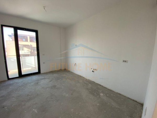 Shitet Apartament 3+1+2, Pranë Casa Italia.
130,000 €