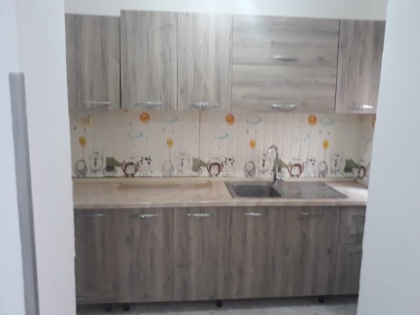 Apartament per qera 3+1 prane Shkolles Niket Dardani Xhamlliku !!!