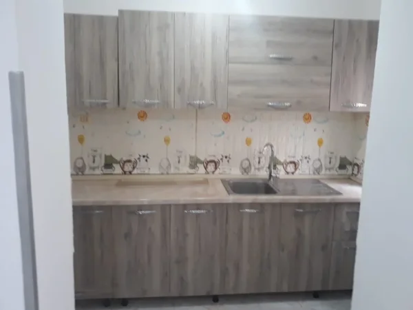 Apartament per qera 3+1 prane Shkolles Niket Dardani Xhamlliku !!!