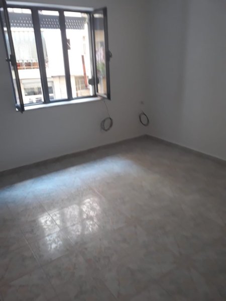 Apartament per qera 3+1 prane Shkolles Niket Dardani Xhamlliku !!!