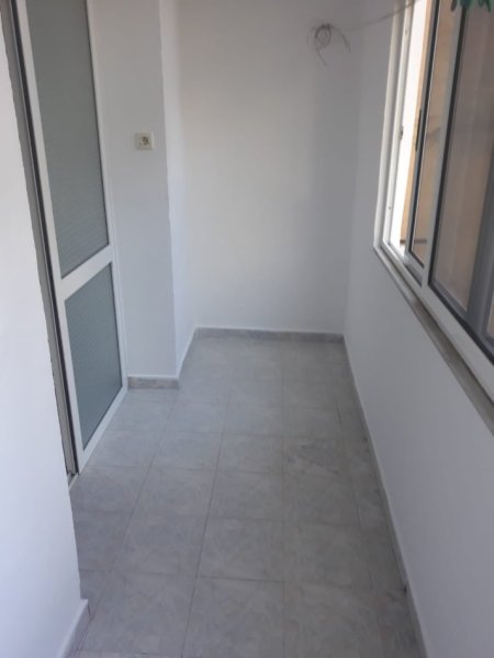 Apartament per qera 3+1 prane Shkolles Niket Dardani Xhamlliku !!!