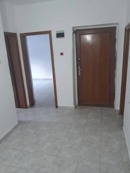 Apartament per qera 3+1 prane Shkolles Niket Dardani Xhamlliku !!!