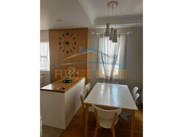 Shitet, Apartament 3+1+2 Poste Parkimi, Komuna e Parisit