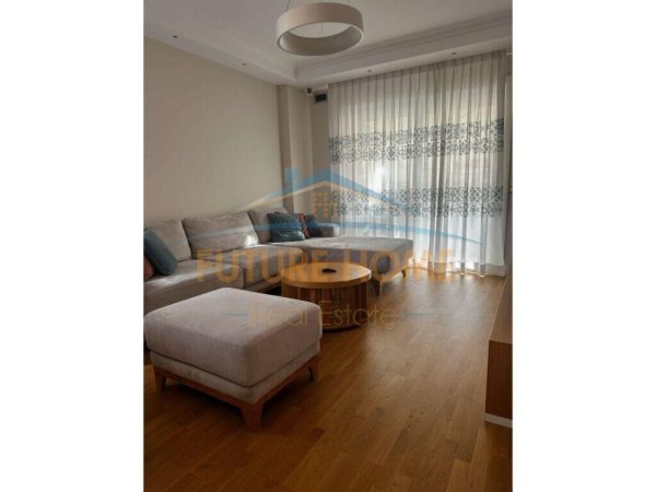 Shitet, Apartament 3+1+2 Poste Parkimi, Komuna e Parisit