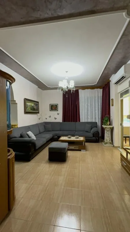 Apartament me qera 3+1 (Rruga 5 Maji)