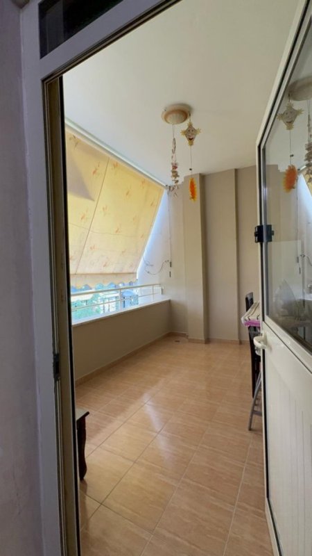 Apartament me qera 3+1 (Rruga 5 Maji)