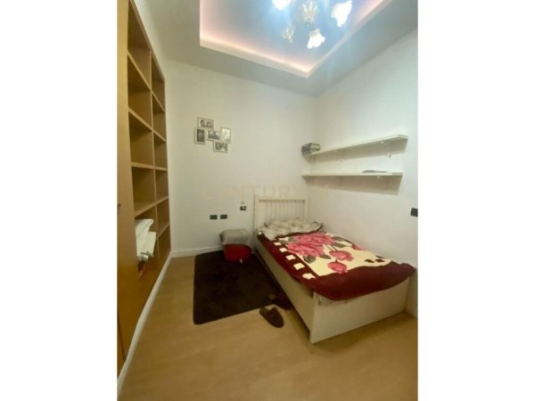 Shitet Apartament 2+1 prane Kompleksit Square 21!!