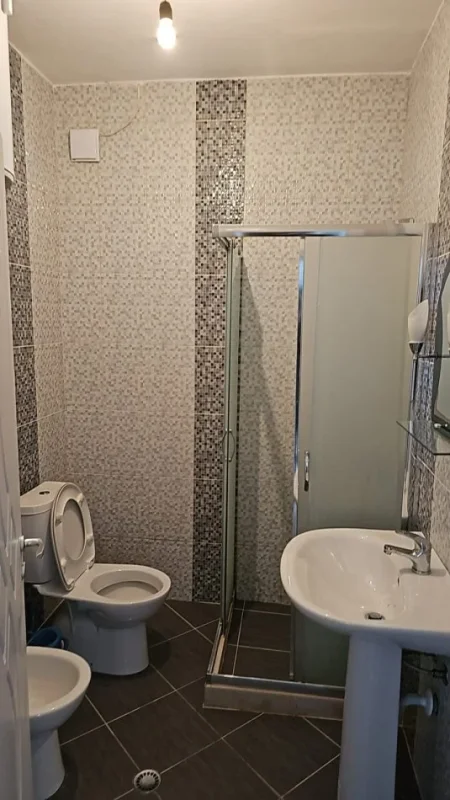Japim me Qira Apartament 2+1 Te Kopshi botanik te liqeni thate