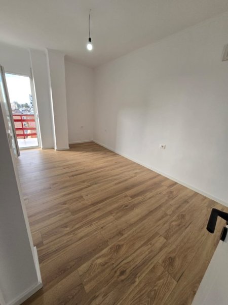 Shitet Apartament 2+1+bllk,  Xhamllik te Rosman Lala, 132.000 Euro