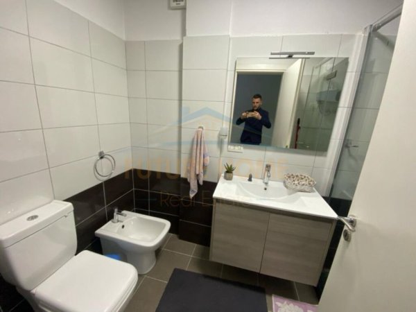 Shitet, Apartament 2+1+2, Fresk, Tiranë.