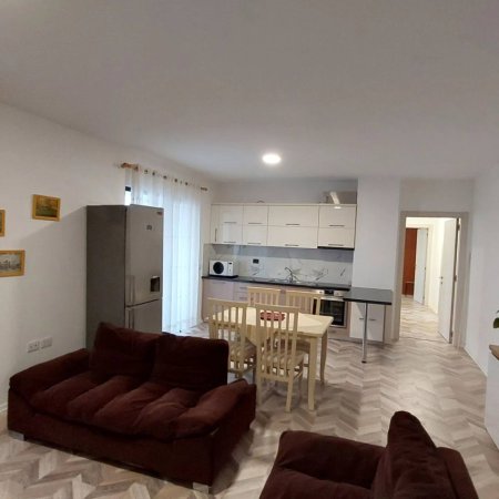 Jepet me qera apartament 2+1 Rr: 5 Maji