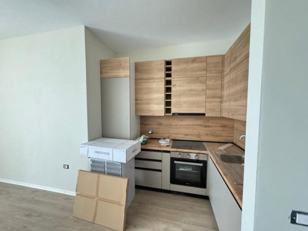 Apartament 1+1 me qira 📍Rr. Riza Cerova, Cmimi; 450 Euro te Shkolla e Kuqe