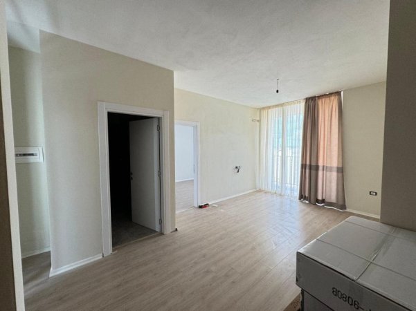 Apartament 1+1 me qira 📍Rr. Riza Cerova, Cmimi; 450 Euro te Shkolla e Kuqe