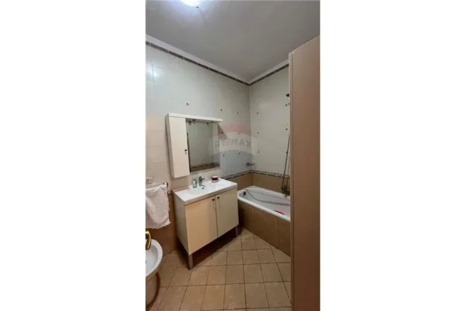 Apartament - Me Qira - Liceu Artistik, Shqipëri
Apartament 2+1 i mobiluar me qira tek Liceu Artistik!