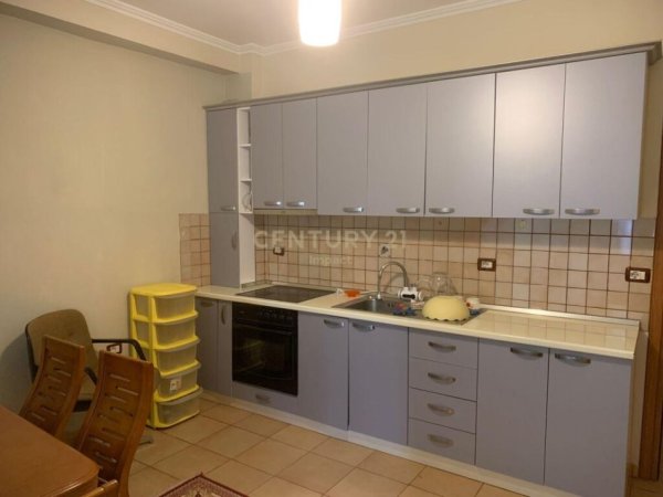 Jepet me qira apartament 2+1 pranë rruges se Dibrës dhe Restorant Durresit!