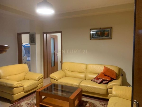 Jepet me qira apartament 2+1 pranë rruges se Dibrës dhe Restorant Durresit!