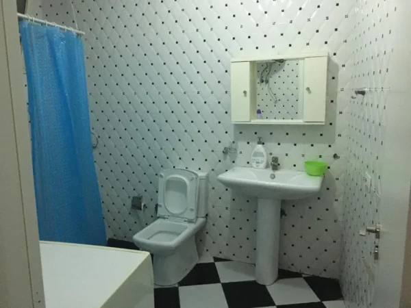 Jepet Shtepi  per shitje,    ne Pallat i Ri 1+1   ID   11853