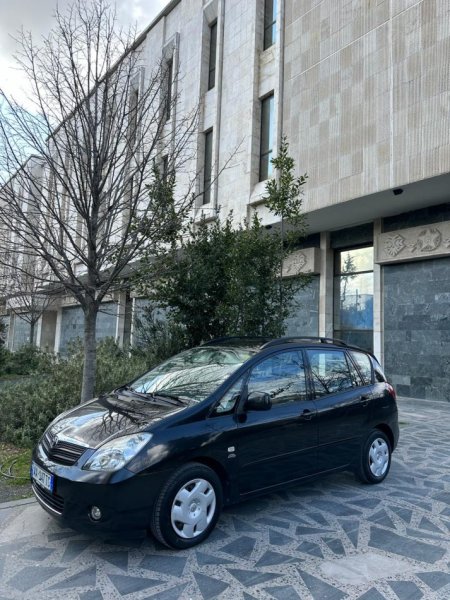 Toyota Corrolla Verso 2.0 naftë D4D të kuqe