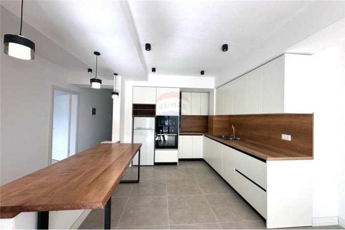 Jepet apartament me qera 2+1 ne rrugen e Kavajes afer Kishes Katolike