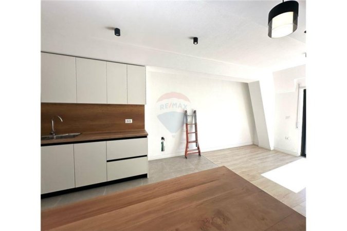 Jepet apartament me qera 2+1 ne rrugen e Kavajes afer Kishes Katolike