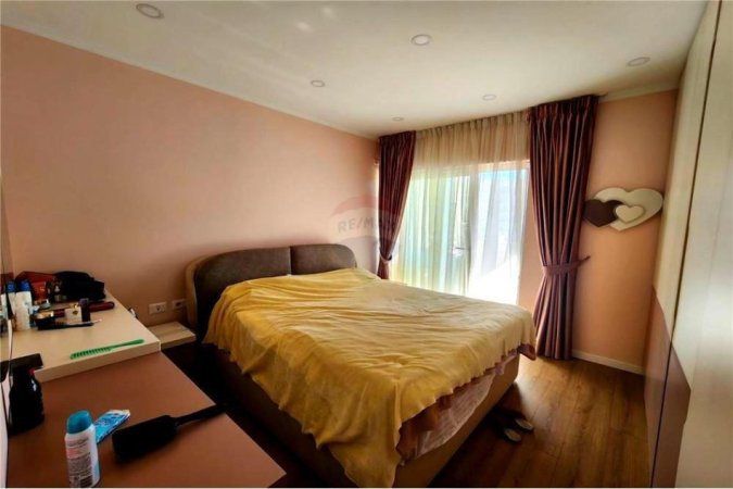 Shitet apartament 2+1 ne Komunen e Parisit Kompleksi Dinamo