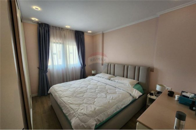 Shitet apartament 2+1 ne Komunen e Parisit Kompleksi Dinamo