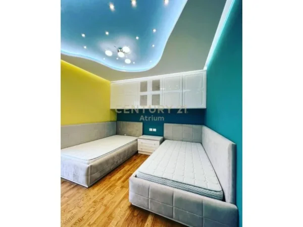 SHITET APARTAMENT 2+1+2 + POST PARKIMI TEK KOPSHTI BOTANIK/ZOOLOGJIK!