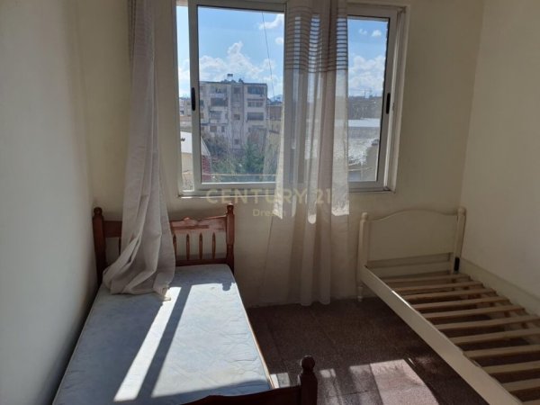 Jepet me Qira Apartament 2+1 prane Rruges Bardhyl!!