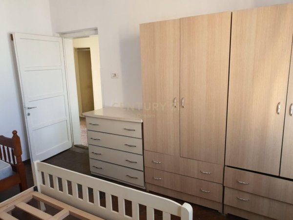 Jepet me Qira Apartament 2+1 prane Rruges Bardhyl!!