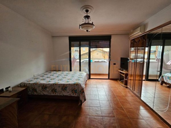 Shitet, Apartament 2+1 Myslym Shyri, Tiranë.