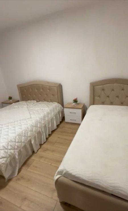 Jepet me qera Apartament 1+1 i sapo mobiluar, Rr. Kongresi i Manastirit prane Gj. Cajupi