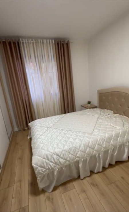 Jepet me qera Apartament 1+1 i sapo mobiluar, Rr. Kongresi i Manastirit prane Gj. Cajupi