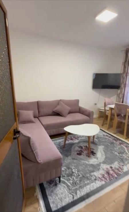 Jepet me qera Apartament 1+1 i sapo mobiluar, Rr. Kongresi i Manastirit prane Gj. Cajupi