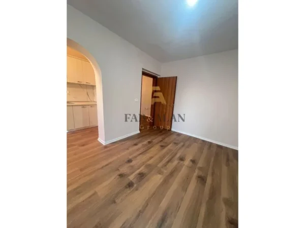 Shitet Apartament 1+1 Xhamllik