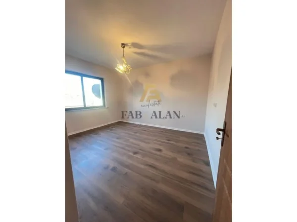 Shitet Apartament 1+1 Xhamllik