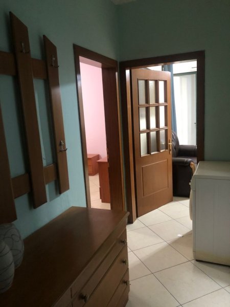 Jepet me qera apartamenti  1+1 400 euro , Selvia prane Market Spar.