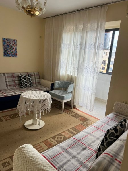 Jepet me qera Apartamenti 1+1 400 euro , Rruga Fortuzi prane Shkolles Jeronim Derada .