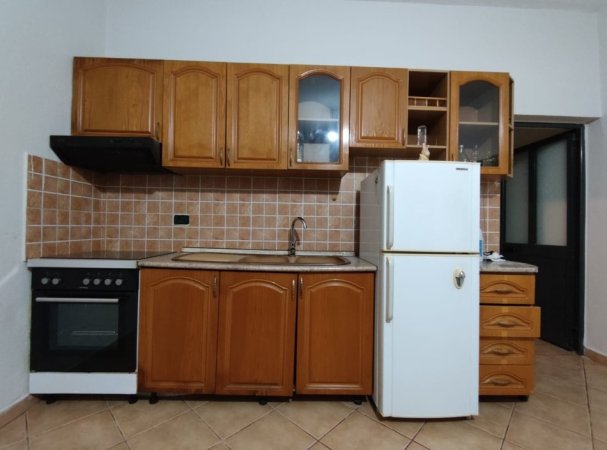 Jepet me qera Apartamenti 1+1 300 euro ,  Ali Dem rruga Pasho Hysa prane rezidences Kaimi.