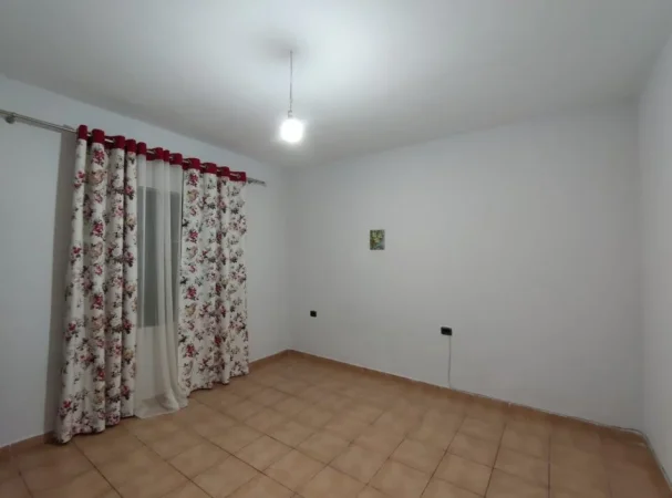 Jepet me qera Apartamenti 1+1 300 euro ,  Ali Dem rruga Pasho Hysa prane rezidences Kaimi.