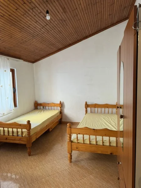 Jepet me qera apartament 2+1, Rruga 5 Maji , prapa pallateve concord center, te big market 35.000Leke te reja
