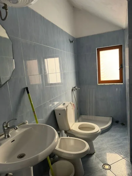 Jepet me qera apartament 2+1, Rruga 5 Maji , prapa pallateve concord center, te big market 35.000Leke te reja