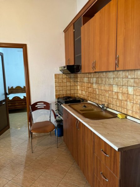Jepet me qera apartament 2+1, Rruga 5 Maji , prapa pallateve concord center, te big market 35.000Leke te reja