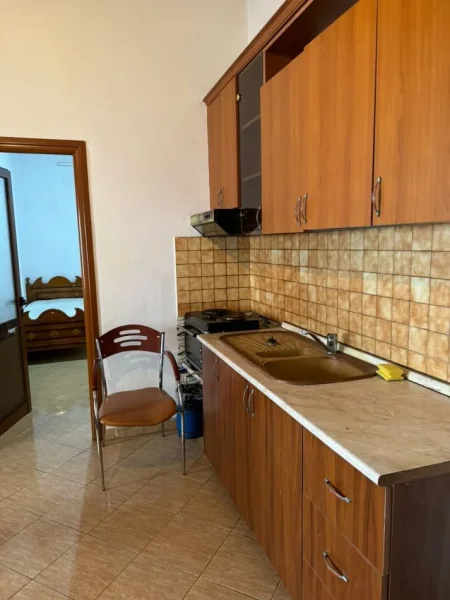 Jepet me qera apartament 2+1, Rruga 5 Maji , prapa pallateve concord center, te big market 35.000Leke te reja