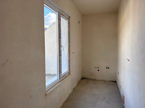 Shitet Apartament 2+1 tek Porcelani, Xhamia Xhura