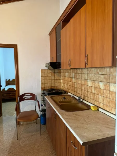 Jepet me qera Apartamenti 2+1 350 mije leke , rruga 5 Maj prane Big Market.